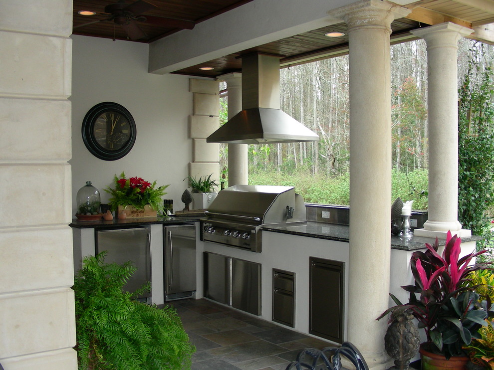 Bild på ett mellanstort funkis grå grått u-kök, med en dubbel diskho, skåp i rostfritt stål, granitbänkskiva, grått stänkskydd, stänkskydd i porslinskakel, rostfria vitvaror, klinkergolv i porslin och grått golv