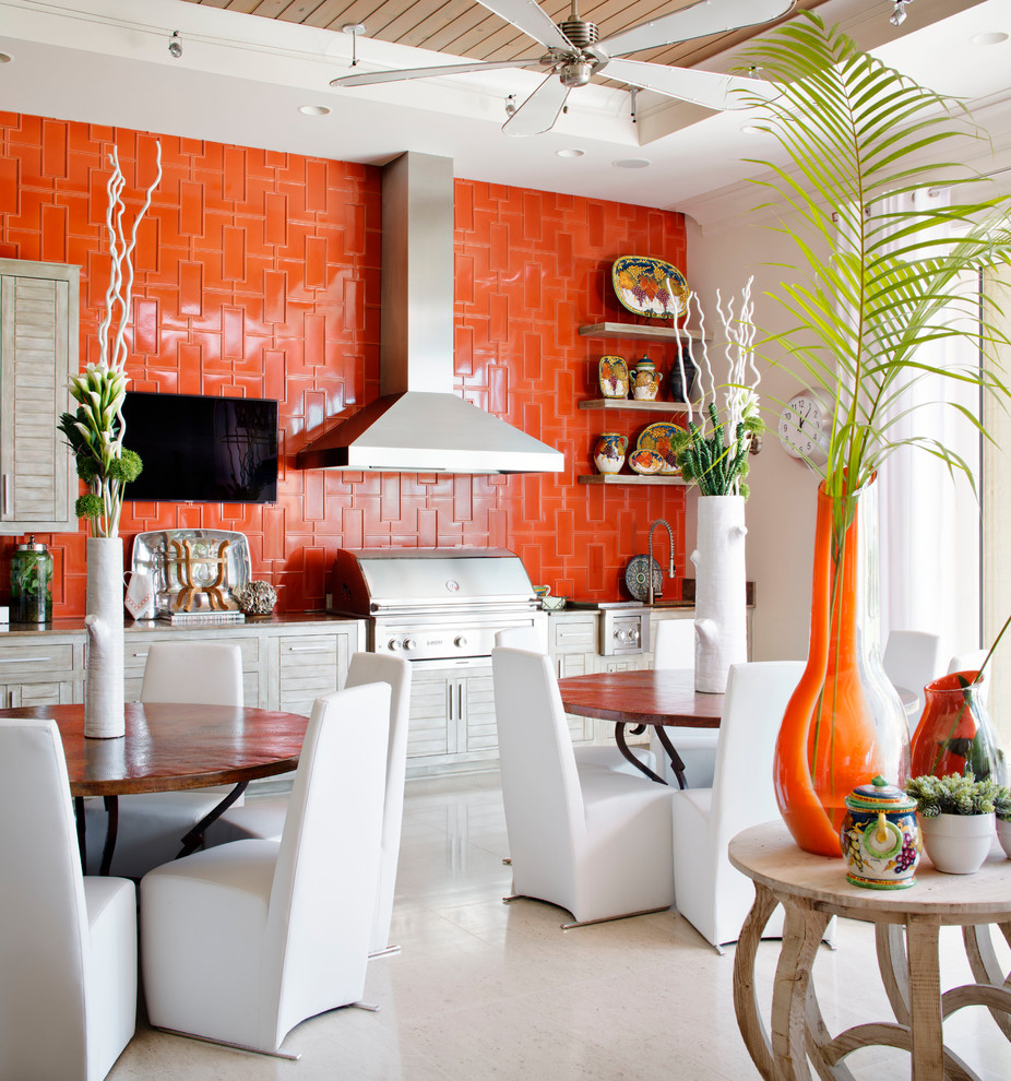 Свежая идея для дизайна: прямая кухня в морском стиле с обеденным столом, серыми фасадами, гранитной столешницей, оранжевым фартуком, техникой из нержавеющей стали, белым полом и серой столешницей - отличное фото интерьера