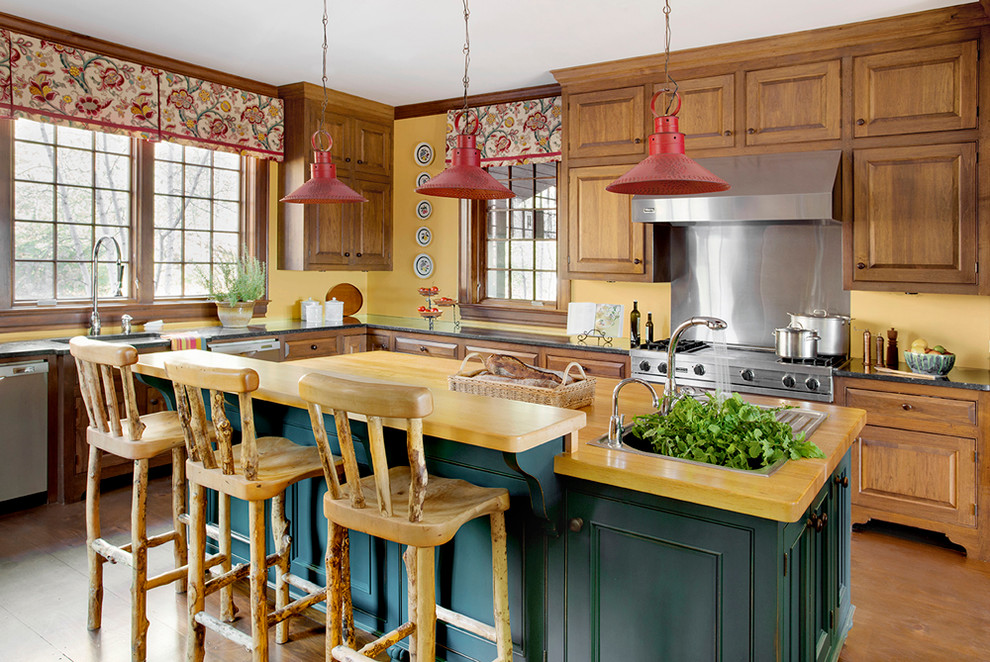 Klassische Küchenbar in L-Form mit Einbauwaschbecken, profilierten Schrankfronten, hellbraunen Holzschränken, Küchenrückwand in Metallic, Küchengeräten aus Edelstahl, braunem Holzboden und Kücheninsel in Boston
