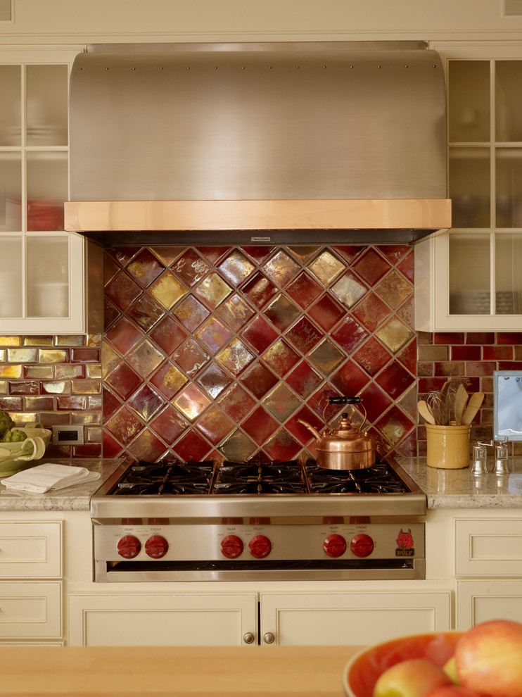 Exempel på ett klassiskt kök och matrum, med en undermonterad diskho, skåp i shakerstil, vita skåp, granitbänkskiva, rött stänkskydd, stänkskydd i glaskakel, rostfria vitvaror, ljust trägolv och en köksö