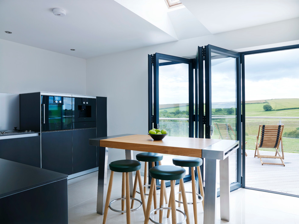 Источник вдохновения для домашнего уюта: кухня среднего размера в стиле модернизм с фартуком цвета металлик