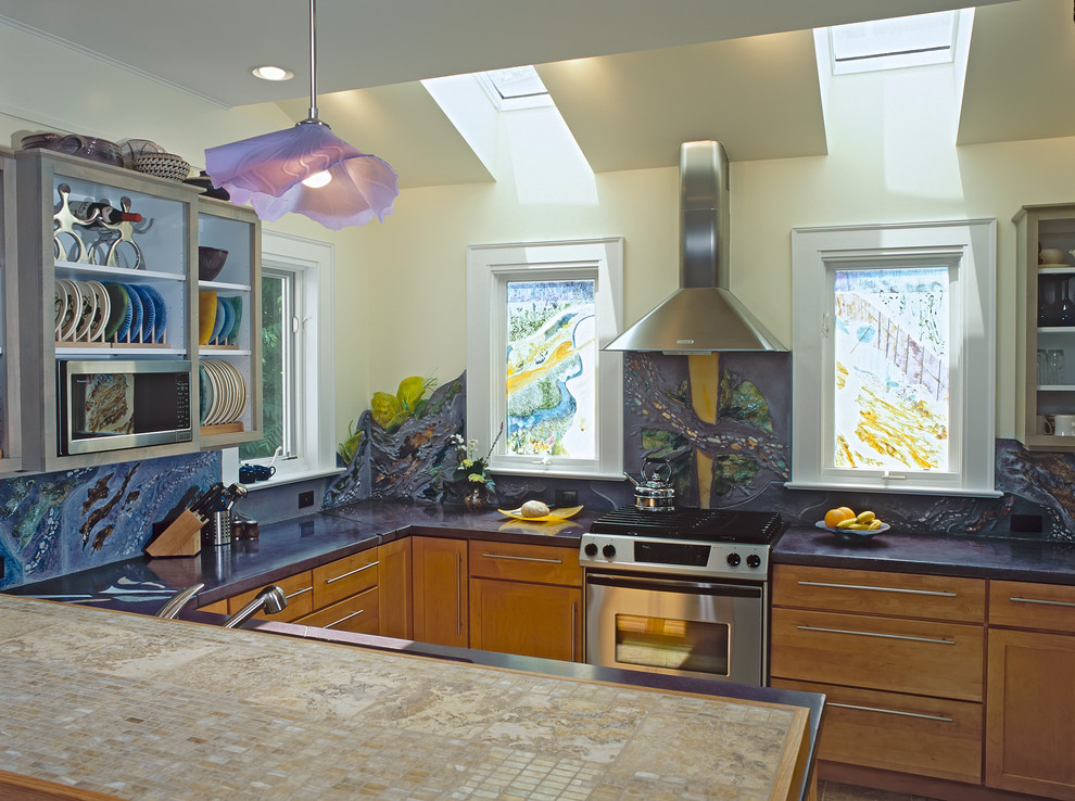 На фото: кухня в современном стиле с разноцветным фартуком, техникой из нержавеющей стали и фиолетовой столешницей с