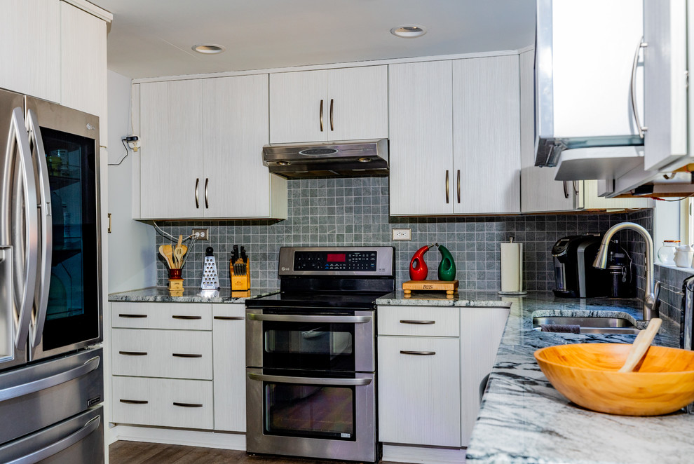 Ejemplo de cocinas en U actual de tamaño medio con electrodomésticos de acero inoxidable y suelo de madera en tonos medios