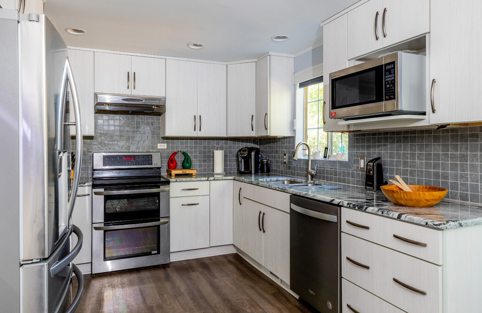 Ejemplo de cocinas en U contemporáneo de tamaño medio con electrodomésticos de acero inoxidable y suelo de madera en tonos medios