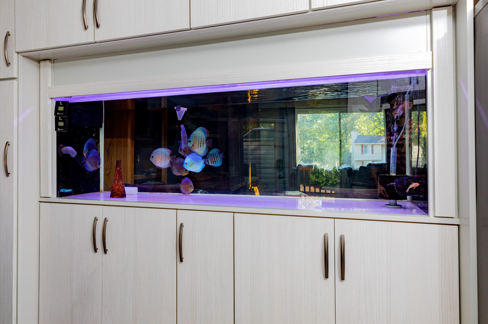 Immagine di una cucina ad U design di medie dimensioni con elettrodomestici in acciaio inossidabile e pavimento in legno massello medio