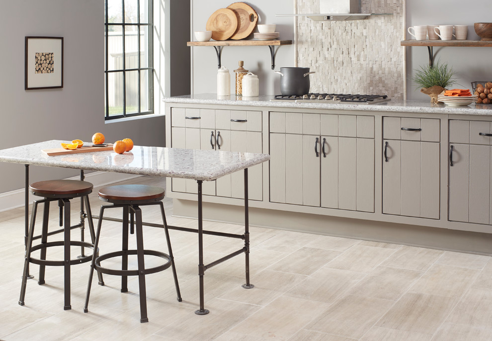 Idee per una cucina design con top in marmo, paraspruzzi grigio, paraspruzzi con piastrelle a mosaico e pavimento in marmo