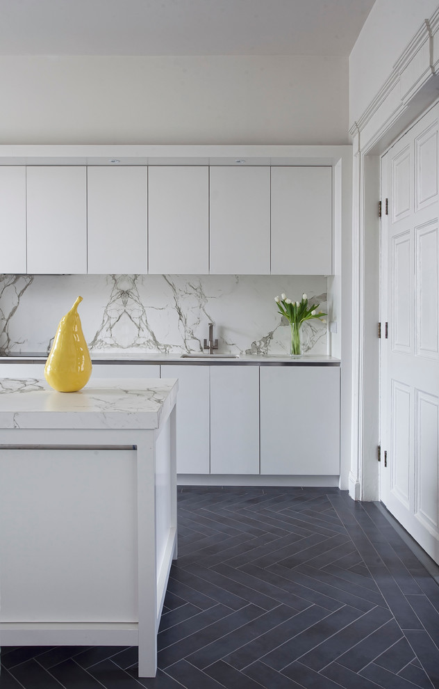 Cette image montre une cuisine design avec un évier encastré, un placard à porte plane, des portes de placard blanches, une crédence multicolore et îlot.