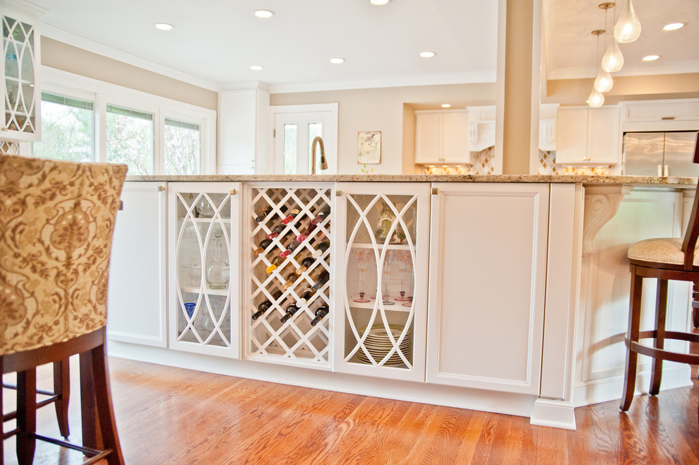 Inredning av ett modernt mellanstort kök, med en undermonterad diskho, luckor med glaspanel, vita skåp, granitbänkskiva, flerfärgad stänkskydd, spegel som stänkskydd, rostfria vitvaror, klinkergolv i porslin och en köksö