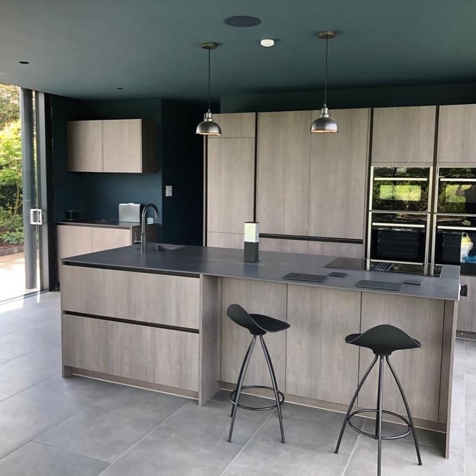 Foto di una piccola cucina contemporanea con lavello integrato, ante lisce, ante in legno scuro, pavimento grigio e top grigio