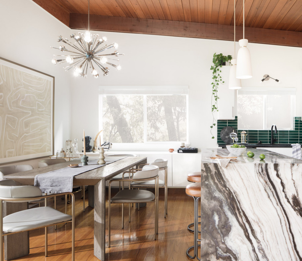 Große Moderne Wohnküche mit hellem Holzboden, braunem Boden und Holzdecke in San Francisco