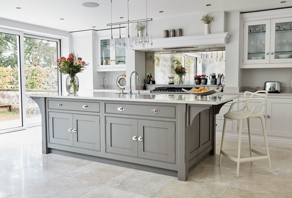Esempio di una cucina chic di medie dimensioni con lavello sottopiano, ante a filo, ante grigie, paraspruzzi a specchio, pavimento beige e top bianco