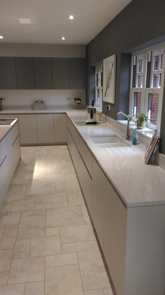 Esempio di una cucina contemporanea di medie dimensioni con lavello a doppia vasca, ante lisce, ante grigie, top in quarzite, pavimento in vinile, pavimento beige e top bianco
