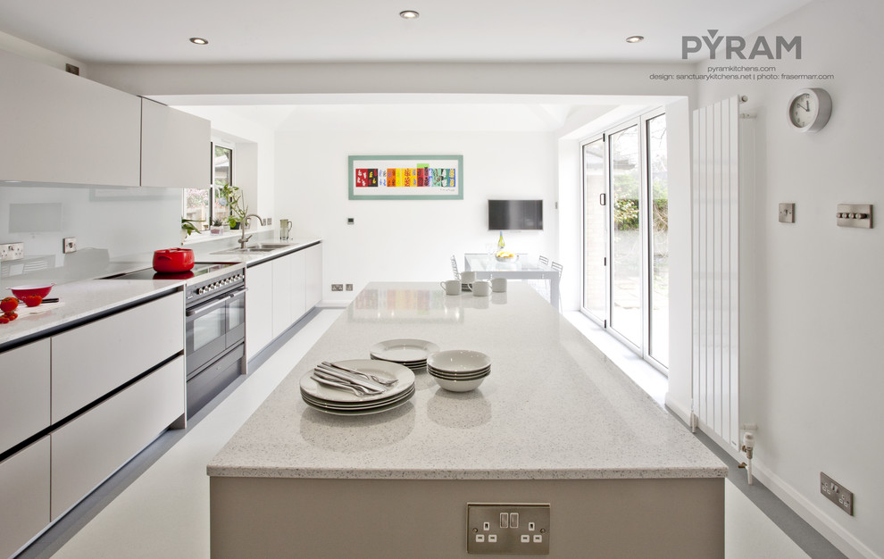 Contemporary handleless kitchen in light grey Contemporary Kitchen