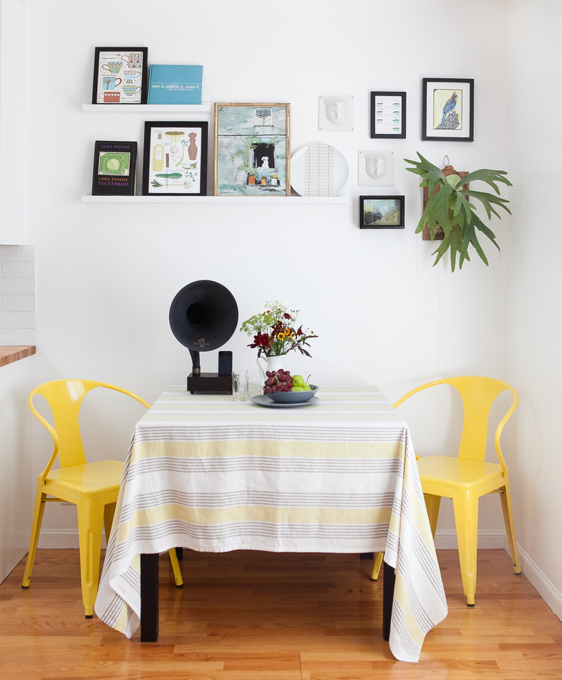 Foto de cocina comedor actual con salpicadero blanco y salpicadero de azulejos de cerámica