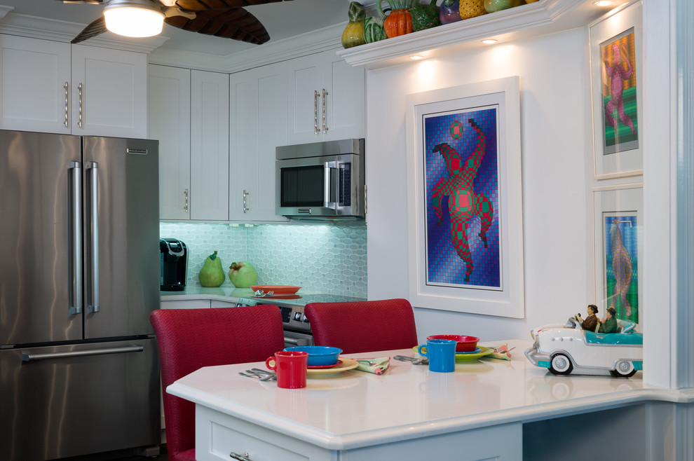 Kleine Moderne Wohnküche mit Waschbecken, Schrankfronten im Shaker-Stil, weißen Schränken, Quarzit-Arbeitsplatte, Küchenrückwand in Weiß, Rückwand aus Glasfliesen und Porzellan-Bodenfliesen in Newark