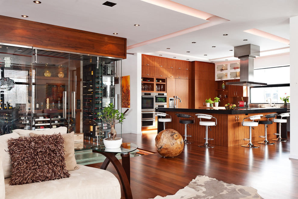 Cette image montre une cuisine ouverte design en bois brun avec un placard à porte plane.