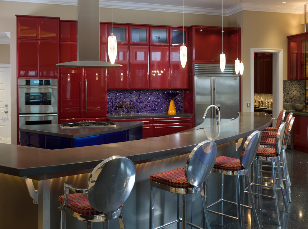 Cette image montre une cuisine design avec un évier 2 bacs, un plan de travail en béton, une crédence bleue, une crédence en carreau de verre, un électroménager en acier inoxydable et sol en béton ciré.