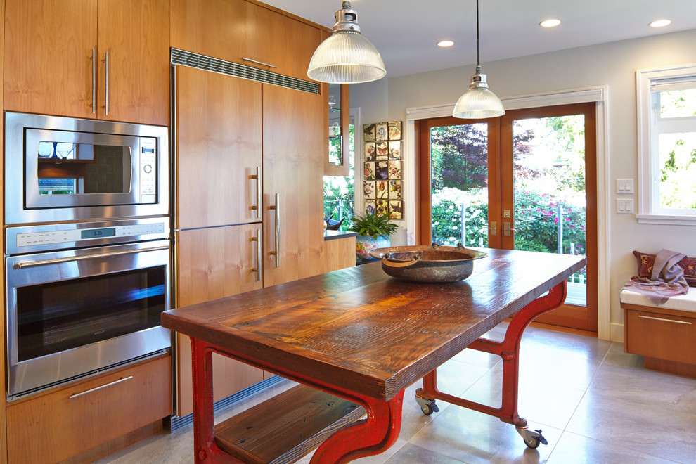 На фото: п-образная, отдельная кухня в современном стиле с плоскими фасадами, фасадами цвета дерева среднего тона и техникой под мебельный фасад