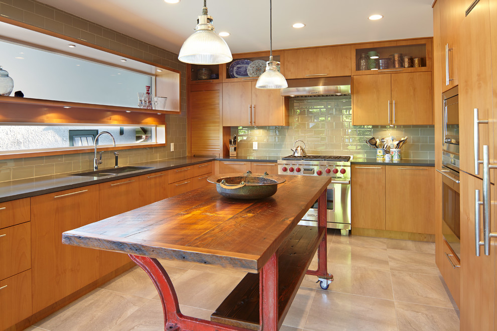 Idéer för att renovera ett avskilt funkis u-kök, med en dubbel diskho, släta luckor, skåp i mellenmörkt trä, grönt stänkskydd, stänkskydd i tunnelbanekakel, rostfria vitvaror och granitbänkskiva