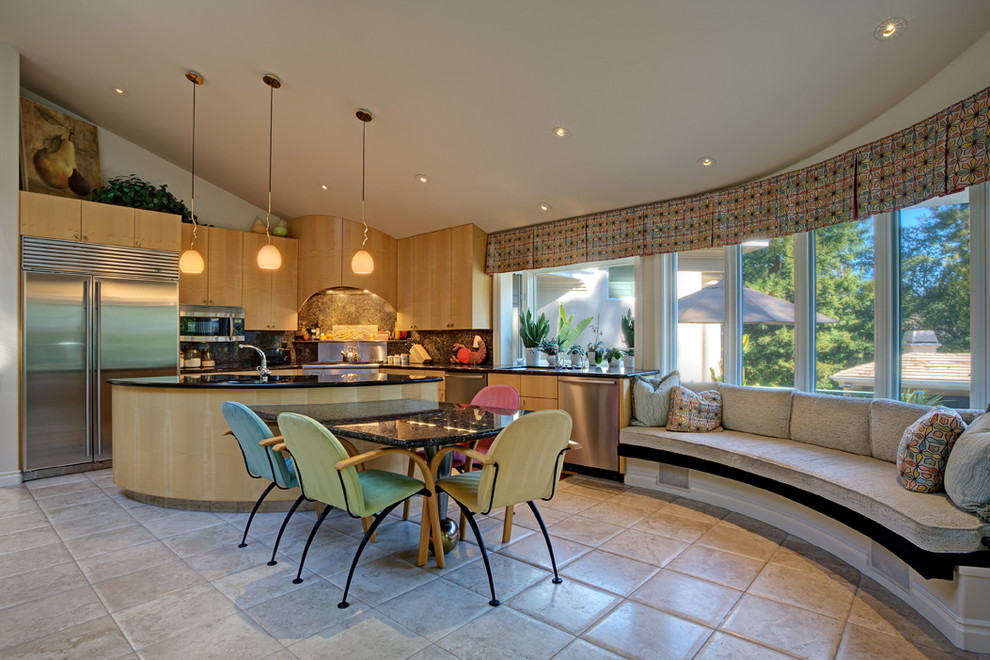 Immagine di una cucina abitabile contemporanea con lavello sottopiano, ante lisce, ante in legno chiaro e elettrodomestici in acciaio inossidabile