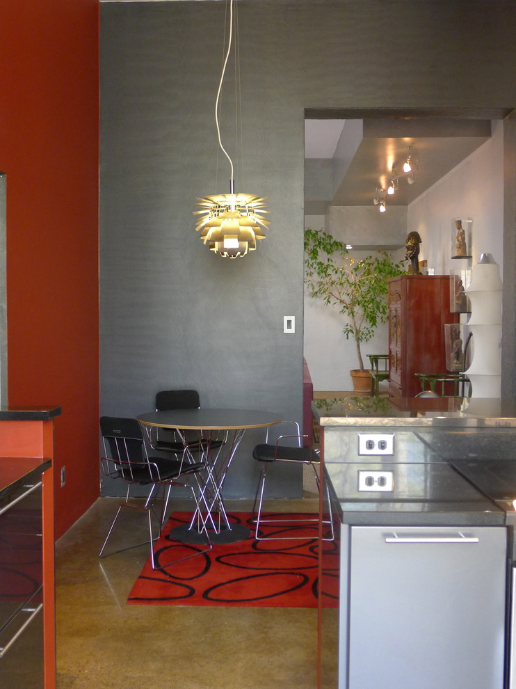 Стильный дизайн: глянцевая кухня в стиле модернизм с обеденным столом, плоскими фасадами, серыми фасадами и акцентной стеной - последний тренд