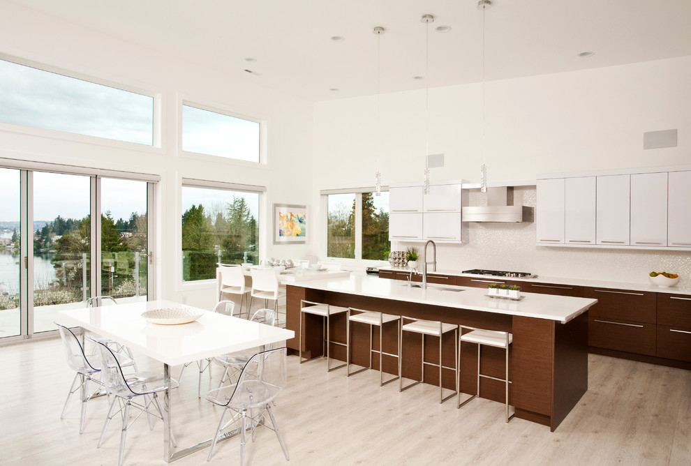 Offene, Zweizeilige, Geräumige Moderne Küche mit flächenbündigen Schrankfronten, dunklen Holzschränken, Linoleum, Kücheninsel, Unterbauwaschbecken, Quarzit-Arbeitsplatte, Küchenrückwand in Weiß, Rückwand aus Keramikfliesen und Küchengeräten aus Edelstahl in Seattle