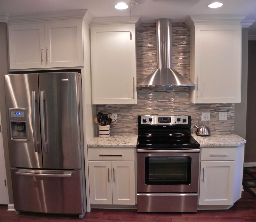 This is an example of a contemporary kitchen in Indianapolis.