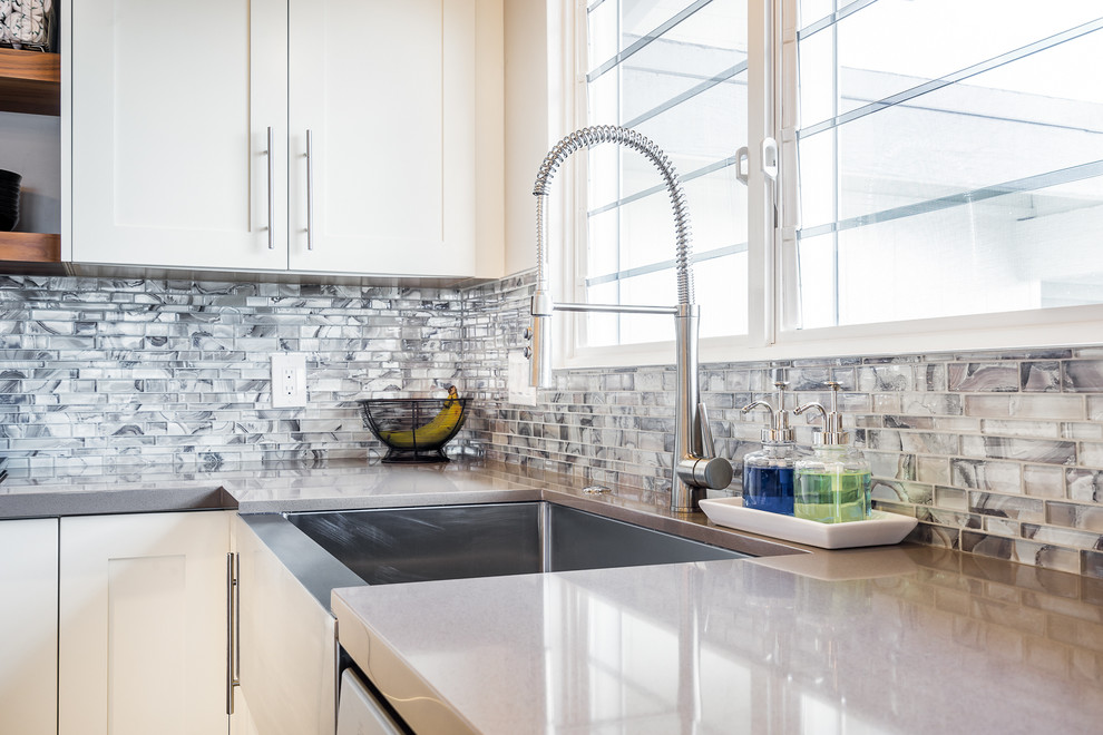 Foto di una cucina design di medie dimensioni con lavello stile country, ante in stile shaker, top in quarzo composito e elettrodomestici in acciaio inossidabile
