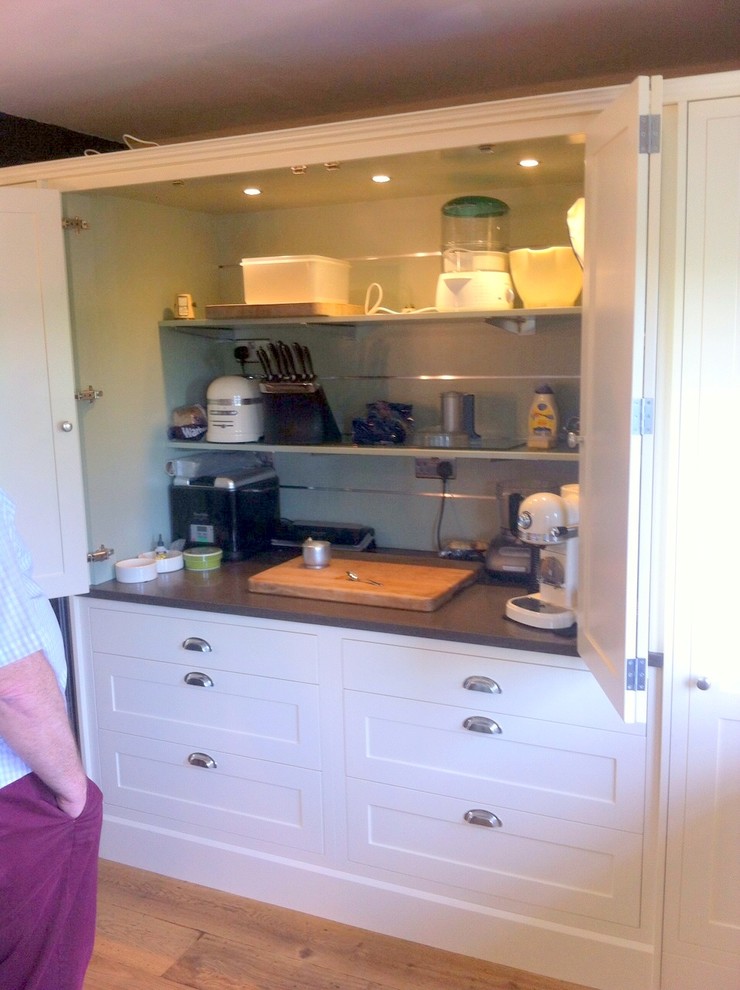 Klassische Küche in U-Form mit Doppelwaschbecken, Küchenrückwand in Grau, braunem Holzboden und Halbinsel in Berkshire