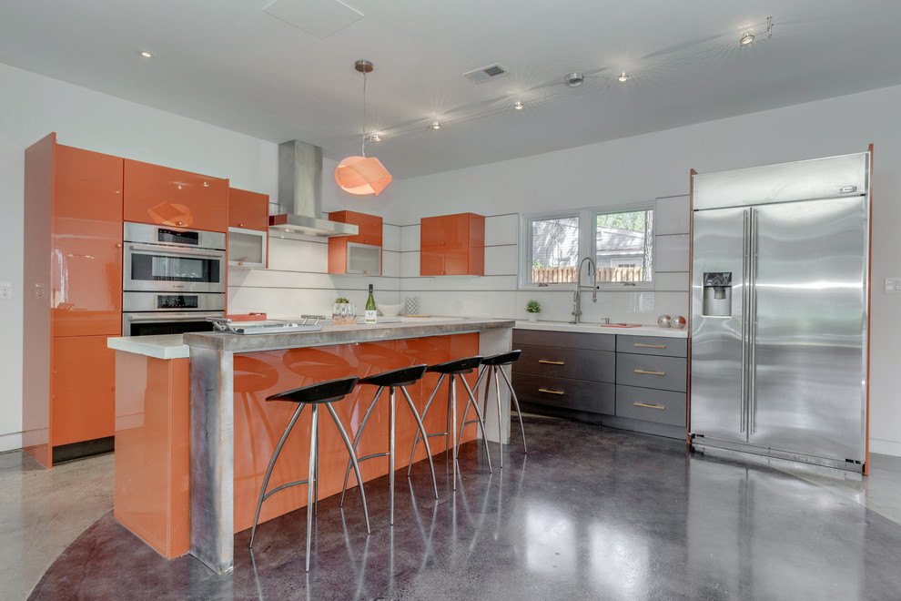 Diseño de cocina contemporánea, de tamaño medio, con fregadero bajoencimera, armarios con paneles lisos, puertas de armario naranjas, encimera de cuarzo compacto, salpicadero blanco, salpicadero de vidrio templado, electrodomésticos de acero inoxidable, suelo de cemento y una isla