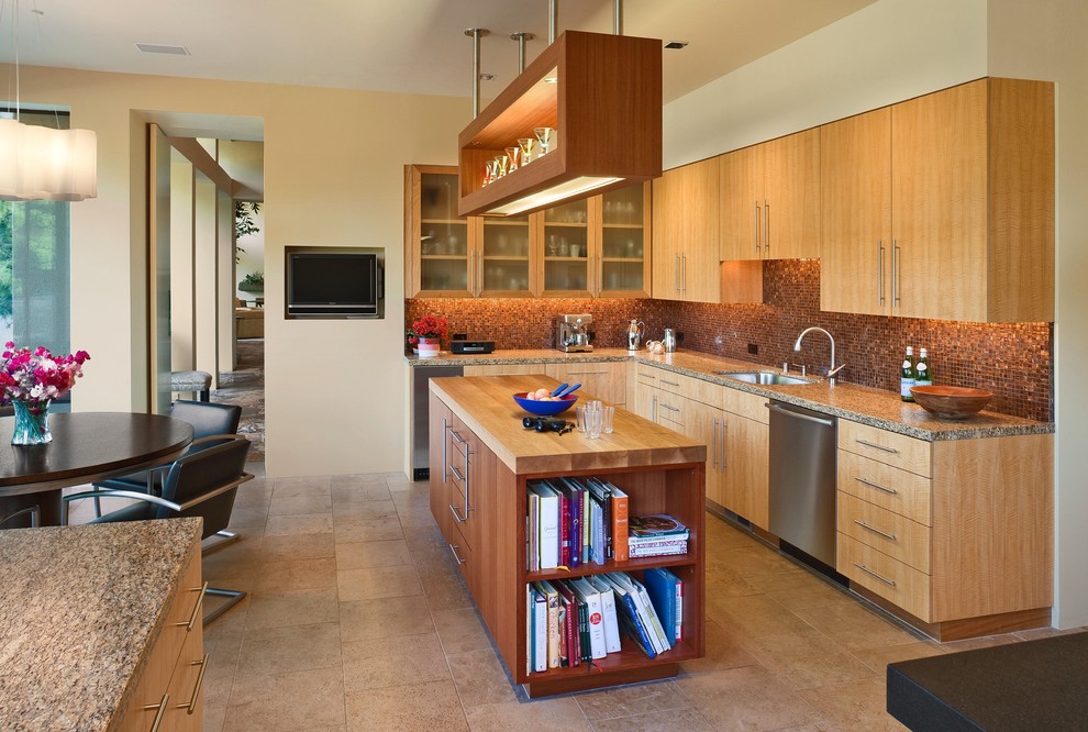 Bild på ett funkis kök och matrum, med träbänkskiva, en undermonterad diskho, släta luckor, skåp i mellenmörkt trä, stänkskydd med metallisk yta, stänkskydd i mosaik och rostfria vitvaror