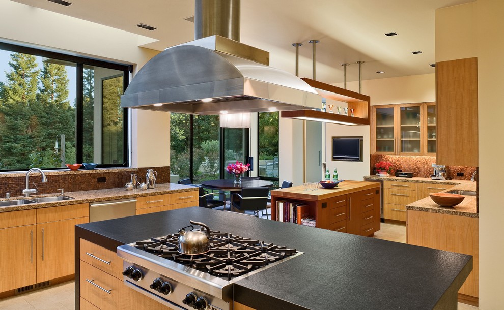 Exempel på ett modernt kök och matrum, med rostfria vitvaror, en dubbel diskho, öppna hyllor, skåp i mellenmörkt trä, stänkskydd i mosaik, brunt stänkskydd och flera köksöar