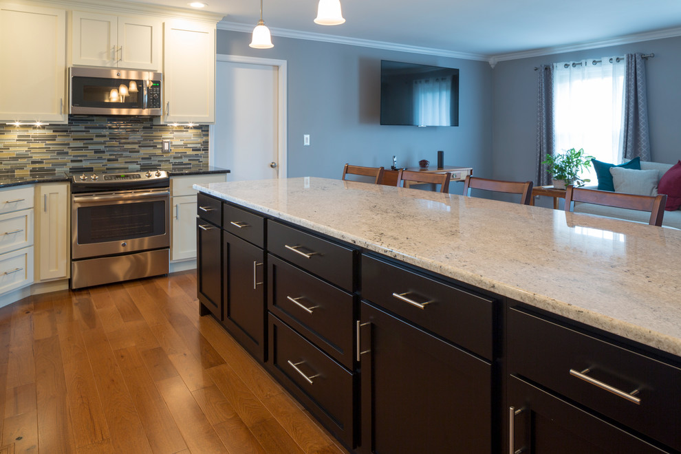 Inspiration pour une cuisine ouverte design en L de taille moyenne avec un évier encastré, un placard à porte shaker, des portes de placard blanches, un plan de travail en granite, une crédence multicolore, une crédence en céramique, un électroménager en acier inoxydable, un sol en bois brun et îlot.