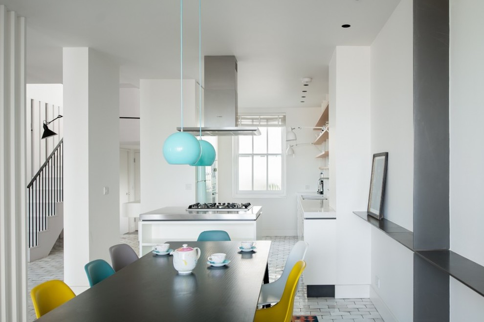 Mittelgroße Moderne Wohnküche mit flächenbündigen Schrankfronten, weißen Schränken, Küchengeräten aus Edelstahl, Doppelwaschbecken und Keramikboden in Sussex