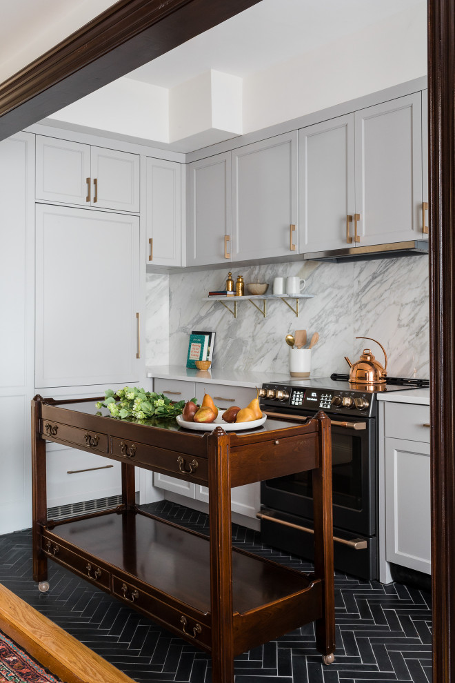 Immagine di una cucina design di medie dimensioni con ante in stile shaker, ante grigie, paraspruzzi grigio, elettrodomestici da incasso, pavimento nero e top grigio