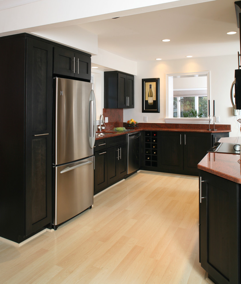Exempel på ett klassiskt kök, med skåp i shakerstil, svarta skåp, granitbänkskiva, rött stänkskydd, stänkskydd i sten och rostfria vitvaror