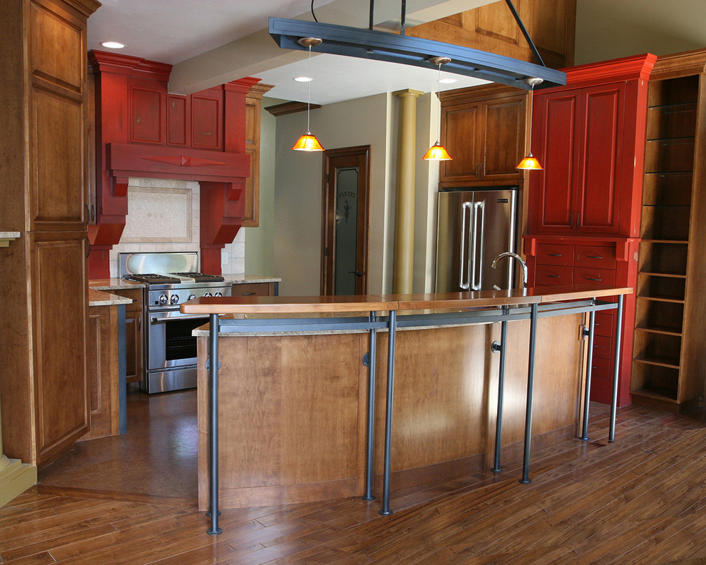 Exempel på ett mellanstort modernt kök, med luckor med upphöjd panel, skåp i mellenmörkt trä, granitbänkskiva, beige stänkskydd, stänkskydd i terrakottakakel, rostfria vitvaror, linoleumgolv och en köksö