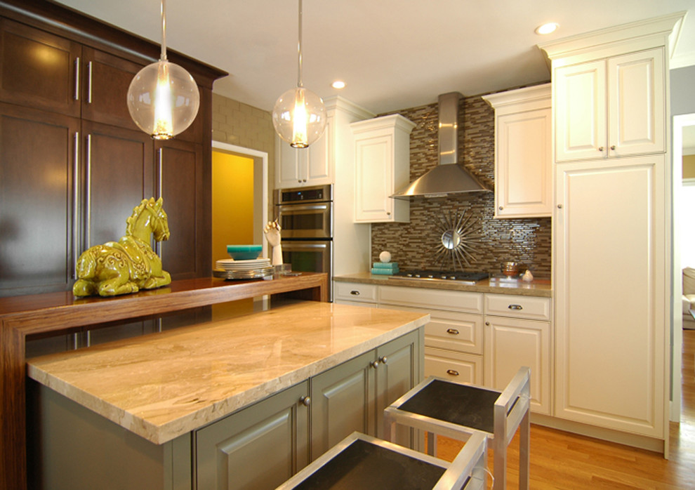 Foto på ett funkis kök, med luckor med upphöjd panel, vita skåp, brunt stänkskydd, stänkskydd i stickkakel och integrerade vitvaror
