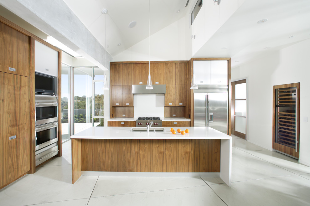 Zweizeilige Moderne Küche mit Küchengeräten aus Edelstahl, Unterbauwaschbecken, flächenbündigen Schrankfronten, hellbraunen Holzschränken und Quarzwerkstein-Arbeitsplatte in Sacramento