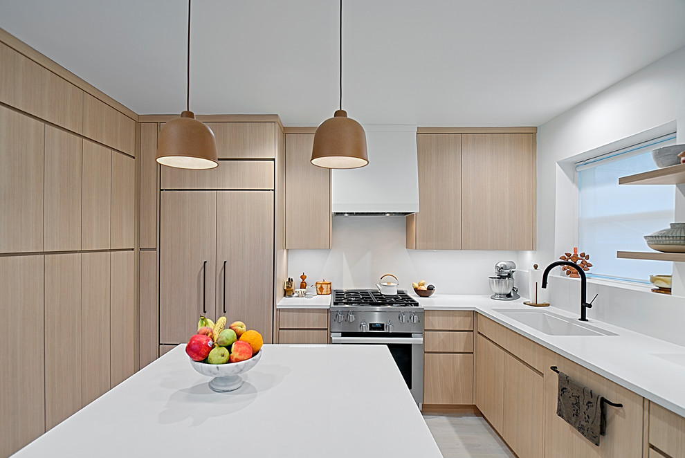 Idéer för ett litet modernt vit l-kök, med en undermonterad diskho, släta luckor, skåp i ljust trä, bänkskiva i kvarts, vitt stänkskydd, stänkskydd i sten, rostfria vitvaror, ljust trägolv, en köksö och grått golv