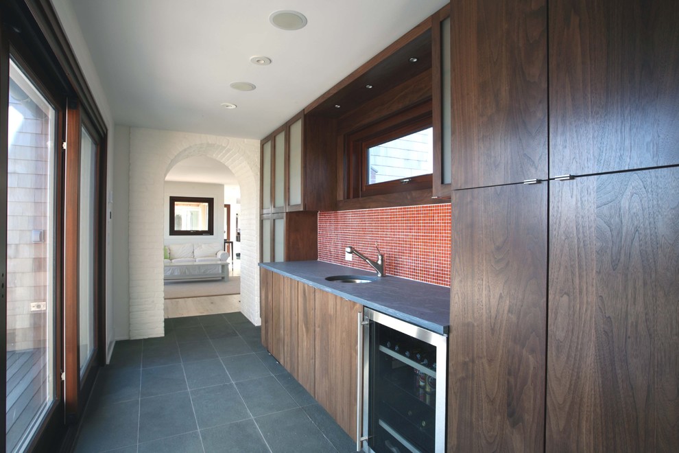 Exempel på ett modernt kök, med stänkskydd i mosaik, en undermonterad diskho, släta luckor, skåp i mörkt trä och rött stänkskydd