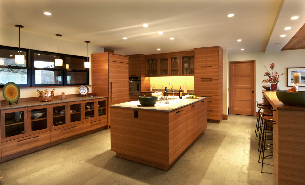 Bild på ett funkis kök, med luckor med glaspanel och skåp i mellenmörkt trä