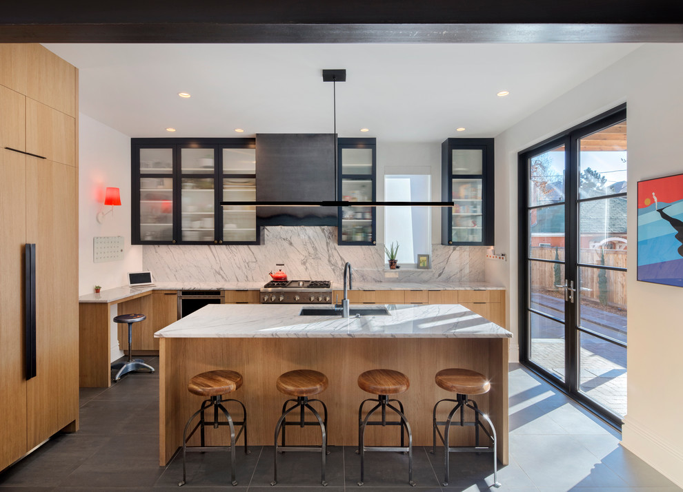 Modern inredning av ett mellanstort l-kök, med en enkel diskho, släta luckor, skåp i ljust trä, marmorbänkskiva, grått stänkskydd, stänkskydd i sten, integrerade vitvaror, skiffergolv och en köksö