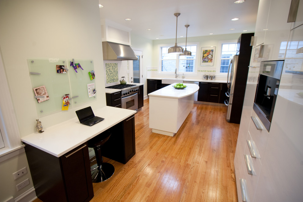 Moderne Küche in U-Form mit Rückwand aus Mosaikfliesen, Landhausspüle, flächenbündigen Schrankfronten, braunen Schränken, Küchenrückwand in Grün und Küchengeräten aus Edelstahl in Chicago