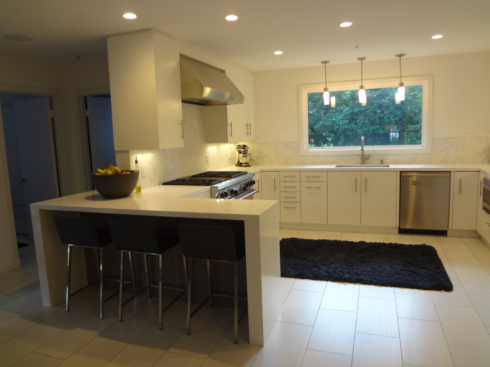 Example of a mid-sized trendy u-shaped ceramic tile and white floor eat-in kitchen design in Houston with white cabinets, white backsplash, stainless steel appliances, a peninsula, an undermount sink, flat-panel cabinets, quartz countertops, ceramic backsplash and white countertops