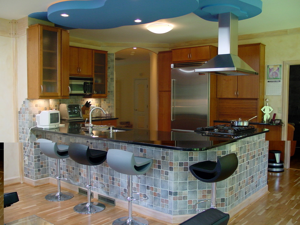 Foto på ett mellanstort funkis kök, med en undermonterad diskho, släta luckor, skåp i mellenmörkt trä, granitbänkskiva, beige stänkskydd, stänkskydd i terrakottakakel, rostfria vitvaror och klinkergolv i keramik