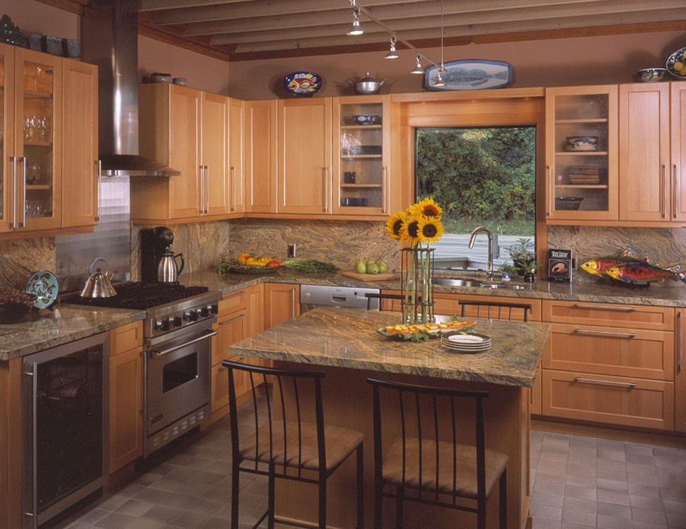 Immagine di una piccola cucina minimal con lavello sottopiano, ante con riquadro incassato, ante in legno chiaro, paraspruzzi multicolore, elettrodomestici in acciaio inossidabile e pavimento con piastrelle in ceramica