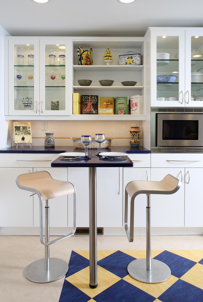 Moderne Küche mit Küchengeräten aus Edelstahl in Washington, D.C.