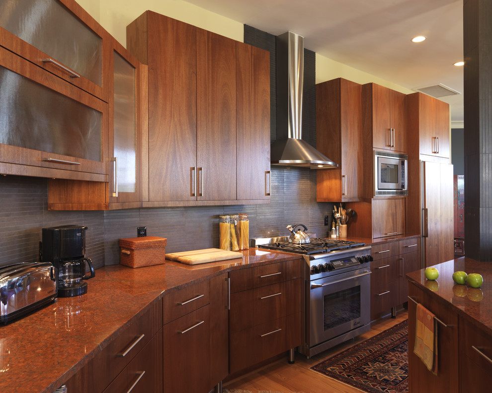 Moderne Küche mit flächenbündigen Schrankfronten, Küchengeräten aus Edelstahl, Granit-Arbeitsplatte, dunklen Holzschränken und Küchenrückwand in Grau in Washington, D.C.