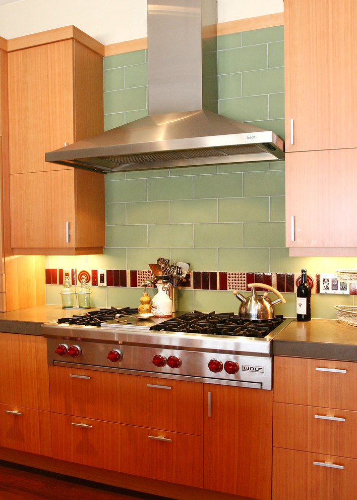 Moderne Küche mit Küchengeräten aus Edelstahl in Sonstige